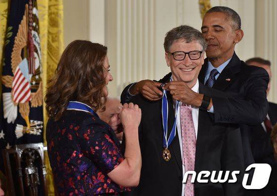 버락 오바마 전 미국 대통령령으로부터 백악관 이스트 룸에서 대통령 자유메달을 받고 있는 빌 게이츠와 멜린다 부부.© AFP=뉴스1