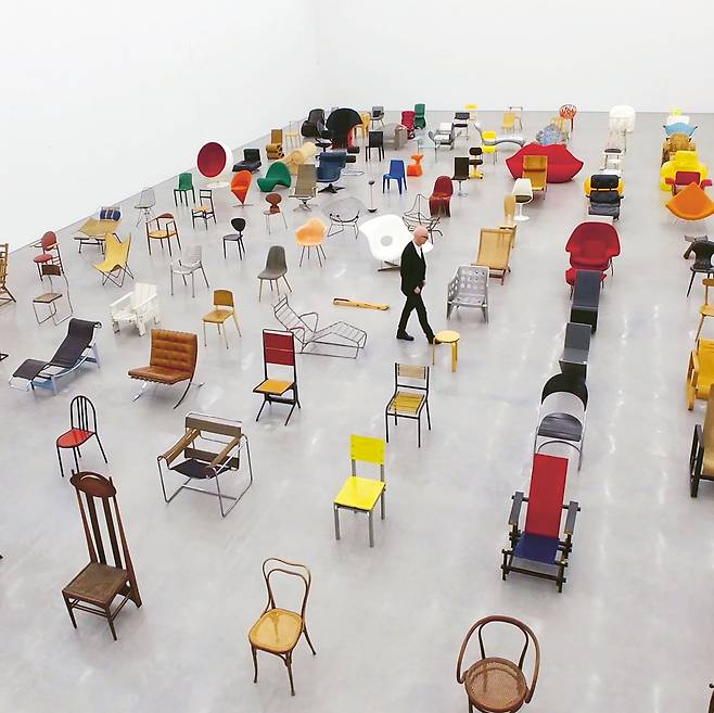 세계적 가구 회사 비트라에서 지난해 무료로 공개한 다큐멘터리 영화 '체어 타임스(Chair Times)'의 한 장면. 비트라 디자인박물관 롤프 펠바움 관장이 박물관 소장품인 각양각색 의자 사이를 거닐고 있다. '체어 타임스'는 1800년대 이후 현재까지 '앉는다는 것'의 역사를 다각도에서 조명한다. 펠바움 관장은 "의자는 특정 시기의 유행과 시대정신, 혁신적 아이디어의 반영이며 사용자의 초상이기도 하다"면서 "일상의 어떤 물건도 이 정도로 다면적이지는 않다"고 말했다. Filmstill 'Chair Times', 2018 ⓒVitra: HOOK Film & Kultur Produktion GmbH.