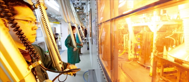 한국원자력연구원 연구진이 파이로프로세싱 실험시설 ‘프라이드(PRIDE)’에서 핵연료 재처리 기술을 개발하고 있다.  한국원자력연구원 제공