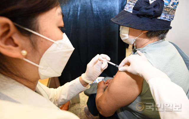 3일 서울 용산구 예방접종센터에서 시민들이 화이자 백신을 접종받고 있다. 이한결 기자