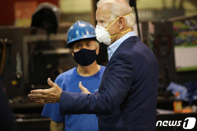 (던모어 AFP=뉴스1) 우동명 기자 = 조 바이든 미국 민주당 대선후보가 9일(현지시간) 펜실베이니아주 던모어에 있는 제조업 공장을 마스크를 쓰고 방문해 노동자들과 얘기를 하고 있다.  (C) AFP=뉴스1