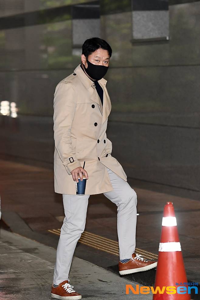 Gim Gu-ra is entering the station to attend the recording of MBC Night - Mystery Music Show Masked Wang at the Goyang Ilsandong-gu MBC Dream Center in Gyeonggi Province on the afternoon of May 4.