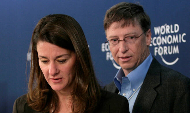 마이크로소프트(MS) 공동 창업자 빌 게이츠(오른쪽)와 아내 멀린다 게이츠. AFP연합뉴스