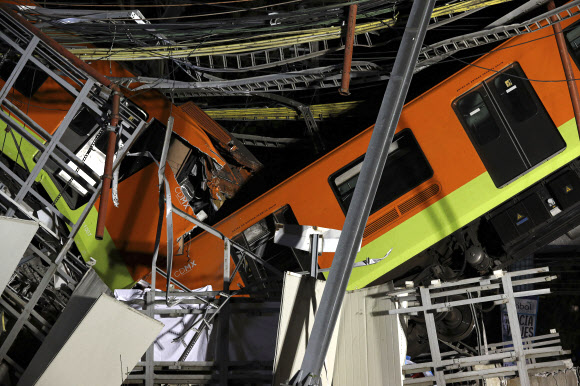 멕시코 현지시간으로 3일 오후 멕시코의 수도 멕시코시티의 철교가 붕괴해 열차가 추락하는 사고가 발생하면서 최소 13명이 숨지고 70여 명이 부상을 당했다. 사진=AP 연합뉴스