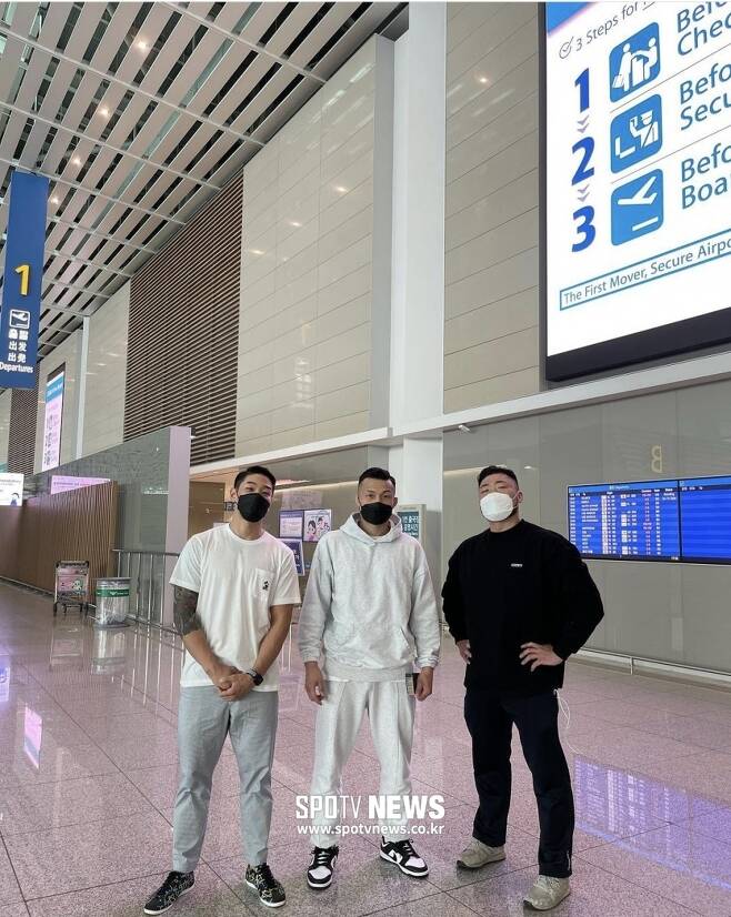 ▲ 정찬성(가운데)은 지난 3일 팀 동료 박문호(오른쪽) 김민우와 함께 미국으로 출국했다.