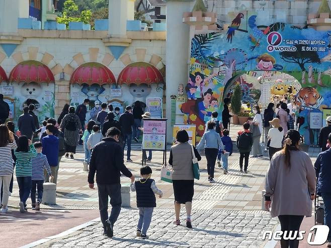 어린이날인 5일 이른 오전부터 개장시간에 맞춰 아이들과 함께 찾은 시민들로 오월드 정문 앞이 북적이고 있다. © 뉴스1