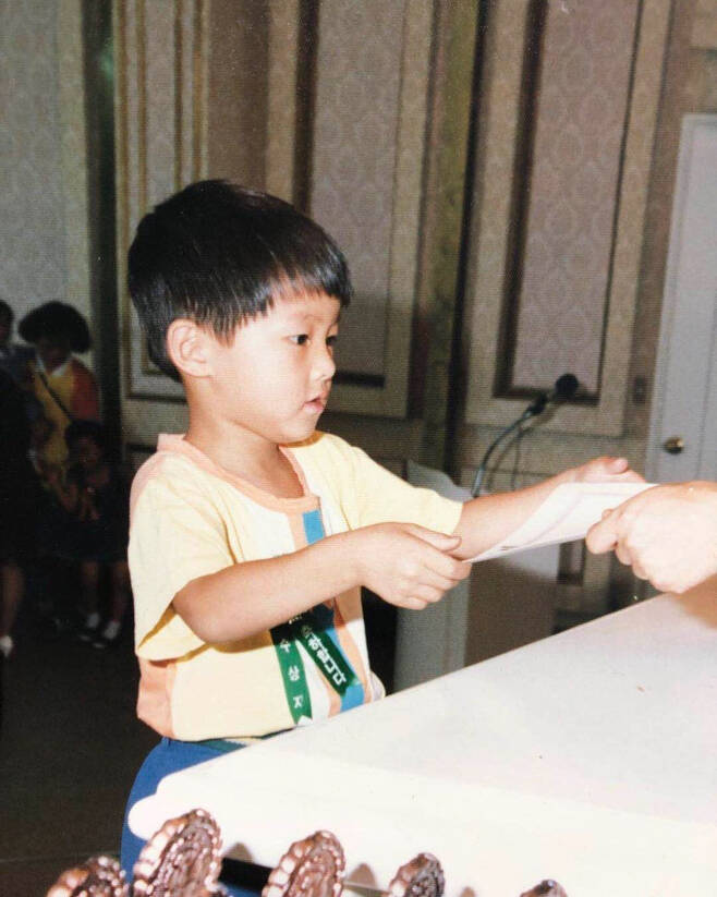 Actor Song Joong-ki has released a childhood photo for Childrens Day.On the 5th, Song Joong-ki posted an article and a photo called #Song Joong-ki Children through Instagram.In the public photos, Song Joong-ki of the time of Theme song, which was listed, was included.Especially in the picture, Song Joong-ki, who has been good at his warm appearance since childhood, attracted attention.The netizens who encountered the photos showed various reactions such as This child becomes Hallyu stars, He is handsome from a young age and He is already a good boy.On the other hand, Song Joong-ki has been loved by TVN Vinsenzo recently.