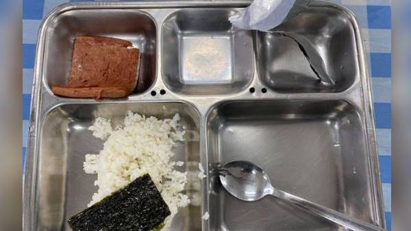 최근 SNS제보를 통해 알려진 격리 장병 '부실 급식'