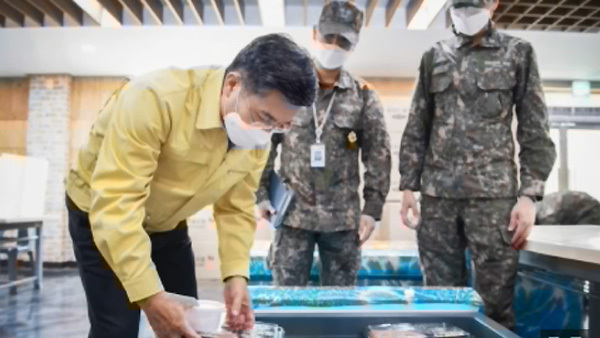해군 2함대 격리장병 여건 점검 중인 서욱 국방부 장관