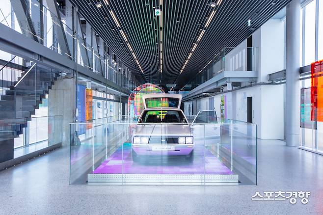 현대모터스튜디오 부산 1층 로비에 전시돼 있는 ‘현대 포니 헤리티지 시리즈 컨셉트’. 포니를 그대로 해석한 전기차다. 전 세계에서 단 한대다.