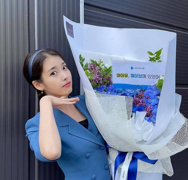 Sweet Lovely.Singer IU has a bouquet of Celebratory photoshas released the book.The IU posted several photos on social media on Monday.In the open photo, IU poses in various poses with bouquets in its arms; IU, in blue costumes, showed off its lovely charm with fresh Smile.The IU announced Lilac in March.PhotoIUSNS