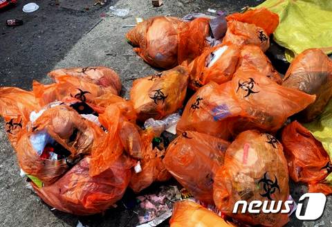 자가격리자 사용한 쓰레기 봉투가 부천시 자원순환센터 재활용선별장에 쌓여 있다.(부천노총제공)© 뉴스1