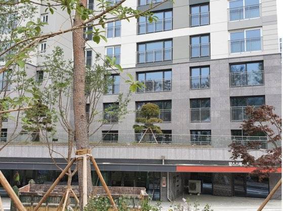 고도제한이 있는 상태에서 아파트를 최대한 많이 짓게 설계함에 따라 아파트 내 일부 부지는 바깥 도로보다 낮고,1층은 '반지하'처럼 아파트 내부 바닥보다 외부 조경 시설이 높은 위치에 마련됐다. 함종선 기자