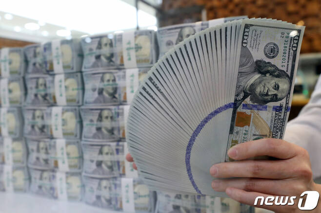 4일 오후 서울 중구 하나은행 명동점 위·변조대응센터에서 직원이 미국 달러화를 검수하고 있다. /사진=뉴스1
