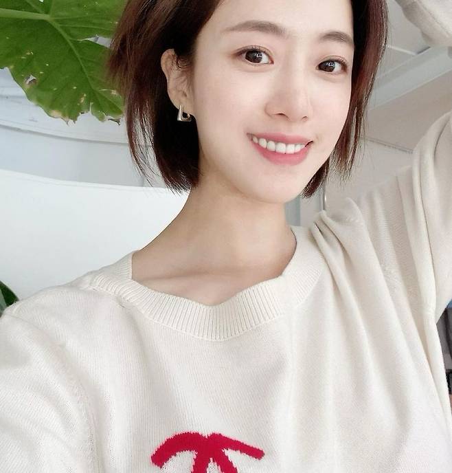 Group T-ara and Actor Ham Eun Jung reported on the bright current situation.Ham Eun Jung posted a picture on his instagram on May 6 with an article entitled Happy Yesterday.Ham Eun Jung in the public photo is wearing a white knit and taking a selfie with a bright smile.The transparent Skins and lovely features caught the eye with a clean atmosphere, boasting beautiful visuals that were unchanged from their debuts, and thrilling fans.Earlier, Ham Eun Jung appeared on MBC entertainment Radio Star which was broadcast the day before (5th) and showed off his talent.Meanwhile, Ham Eun Jung made his debut as a Little Miss Korea pageant in 1995; debuted as a group T-ara in 2009 at Child Actor.Since then, he has been active in the stage and the house theater.