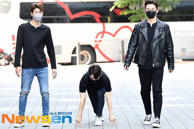 Doubles members Choi Do-jin, Isaiah and Lee Ha-jun are entering the broadcasting station to attend the Mnet M Countdowndown schedule at Sangam-dong CJ ENM in Seoul Mapo District on the afternoon of May 6.