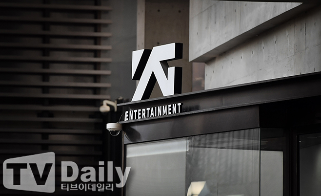 YG Entertainment (hereinafter referred to as YG) was caught up in old theory again, and this time, it is pointed out that it attempted tax evasion through a name of a car transaction suspicion.On May 5, SBS News reported that when YG was listed in the past, company executives and outsiders borrowed the name of the employees and used the employee stock as a name of a car.Companies listed on the stock market first allocate some of their issued shares to employees as employee stock.However, YG confirmed that executives and outsiders used the employee stock as a name of a car in the process of allocating 210,000 employee stock to employees before listing, and the National Tax Service confirmed that they made profits.In particular, according to the National Tax Service investigation, Hwang Moo, who is currently the CEO of YG, is said to have sent his husbands friends to Kim to hide a name of a car while upholding stocks in the name of his subordinate Kim.In addition, the profit from selling stocks is left in Kims account, and the situation of the construction cost and living expenses is also known.It is not only that, but also Yang Min-seok, a close associate of the former president, confirmed that he also named the stock in the name of the employee.The existence of a name of a car stock is said to have been caught in the process of tax investigation of the so-called burning sun situation involving the former member of the group Big Bang in 2019.SBS News has contacted YG to hear the explanation of this fact, but YG is consistent with silent answer.YG said, It was inevitable that the demand for employee stock subscriptions of all listed employees would be disrupted by funding. It was not the purpose of tax evasion, but the National Tax Service did not accept this claim.YG, which has greatly lost its image due to the Burning Sun incident following the illegal activities of its artists, has been on the board of business management ethics, and various controversy has not ceased and has not been able to wash the stigma of unethical company.