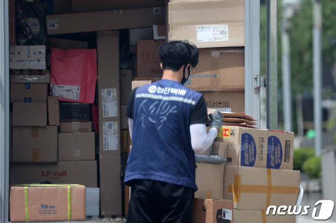 6일 오전 서울시내 한 골목에서 택배 노동자가 배송 업무를 하고 있다.  2021.5.6/뉴스1 © News1 조태형 기자