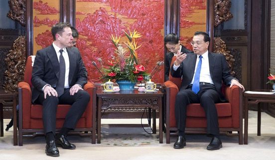테슬라 창업자 일론 머스크가 중국 상하이에서 리커창 중국 총리를 만나고 있다.