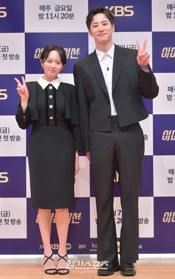 Actor Jin Ji-so and Lee JunYoung attended the KBS 2TV new Friday drama Imitation production presentation held at KBS Hall in Yeouido, Seoul on the afternoon of the 7th.Imitation (directed by Han Hyun-hee) is an Idol dedicated drama that supports all stars who dream of real in time for the Idol 1 million entertainment announcement period based on the webtoon of the same name. It is performed by Jeong Ji-so, Lee JunYoung, Park Ji-yeon, ATEEZ Yoon Ho, Denian, Minseo and others.First broadcast on the 7th.