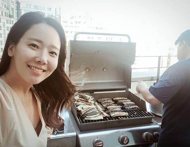 Cooking researcher Baek Jong-won and actor So Yoo-jin boasted an extraordinary cooking scale.So Yoo-jin posted a photo on Instagram on the 6th, saying, Yesterdays menu at my house was Eel roasted, the whole family meal that adults were satisfied with on Childrens Day.The photo shows the Baek Jong-won baking dozens of Eels on the grill.I will upload the process of making and baking Eel sauce for the white house, So Yoo-jin wrote.So Yoo-jin and Baek Jong-won marriage in 2013 and have one male and two female children.