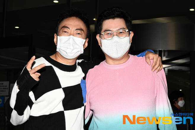Comedian Park Myeong-su and Kim Yong-man are entering the broadcasting station to attend the MBC every1 South Korean Foreigners recording at MBC Dream Center in Ilsan-dong, Goyang-si, Gyeonggi-do on the afternoon of May 7.