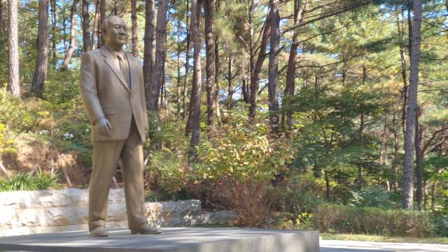 ▲ 전두환은 건대 항쟁 등 민주화에 대한 요구가 거세지자 북한이 금강산 댐을 터트려 수공을 벌일지 모른다고 공포 마케팅을 해 평화의 댐을 건설했다. 청남대에 있는 전두환 동상
