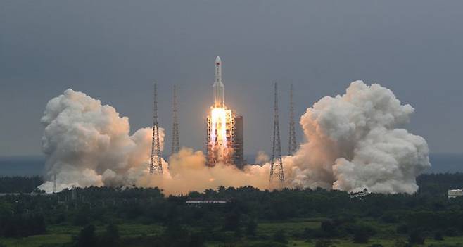 지난달 29일 중국 로켓 '창정 5호B'의 발사 장면