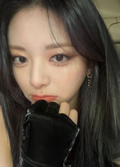 Yuna of the group ITZY boasted a pure visual.On Friday, Yuna posted several photos on the official Instagram page.In the photo, Yuna took a selfie in the car. Yuna posed for a hand heart with a wave.Yuna attracted the attention of people with her clear features and white-colored watery skin.It also captivated fans with its colorful jewelery and refreshing smile.On the other hand, the group ITZY to which Yuna belongs, will be featured on Mnet M Countdown on the 6th, and will be featured in the title song Ma, P.A. of the new mini album GUESS WHO.In the morning topped the list.