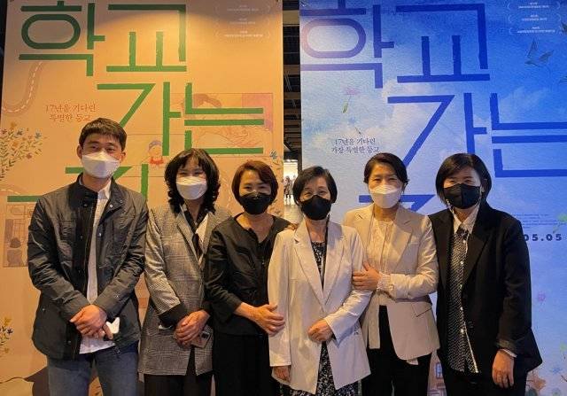 지난달 29일 영화 시사회에 참석한 김정인 감독, 장민희, 김남연, 조부용, 정난모, 이은자 씨(왼쪽부터) 모습. ㈜영화사 진진 제공