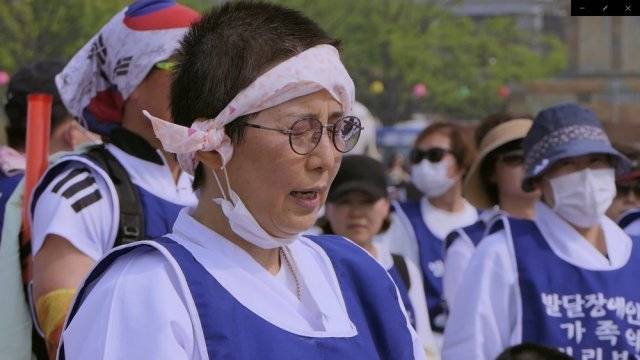 영화 ‘학교 가는 길’에는 특수학교 건립을 위해 고군분투한 엄마들의 이야기가 담겼다. 장애아를 위해서라면 못할 것이 없다는 엄마들. 조부용 씨는 2018년 발달장애인 국가책임제 도입을 촉구하며 삭발도 했다. ㈜영화사 진진 제공