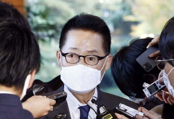 박지원 국가정보원장이 지난해 11월 일본 총리관저에서 스가 요시히데 일본 총리를 면담한 후 취재진에게 면담 결과를 설명하고 있다./ 연합뉴스
