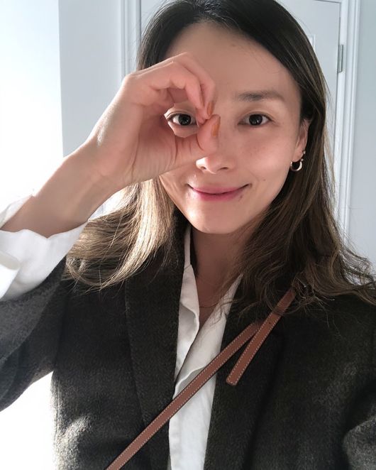 Sunye, a former girl group Wonder Girls, has called for interest in low-income single-parent families.Sunye posted a photo and a photo on his instagram on the 8th, saying, One thousand won will be donated to a low-income single-parent family.The photo showed Sunye stepping out for a low-income single-parent family, who added a few tags and asked them to join the challenge together.Among them, Sunyes Beautiful looks, which she cant believe was a mother with three children, stand out; even in the natural appearance of little makeup, the celebrity force could not be concealed.Meanwhile, Sunye married Missionary James Park, a Canadian native in 2013, and has three daughters.