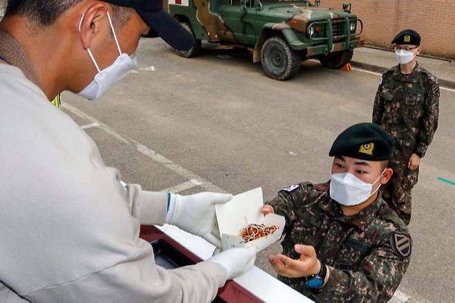 지난달 23일 강원 홍천군 육군 11사단에서 푸드트럭을 마련해 장병들에게 점심 식사를 제공하고 있다. 육군 11사단 제공