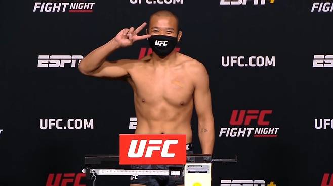 ▲ 박준용은 계체를 통과하고 V자를 그리며 웃었다.