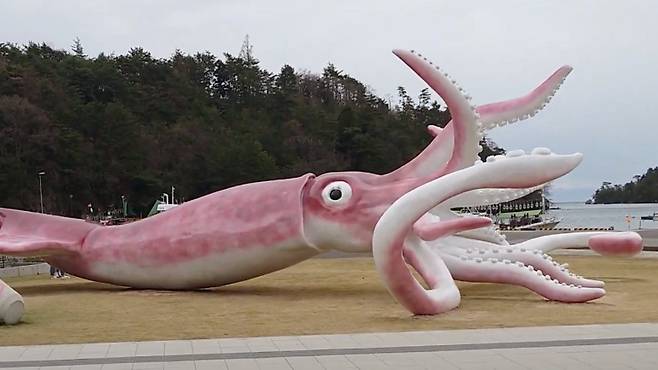 일본의 한 지자체가 일본 정부로부터 코로나19의 대응책으로 받은 지원금의 일부를 거대 오징어 모양의 조형물 제작에 사용해 일본 네티즌들의 공분을 사고 있다./트위터