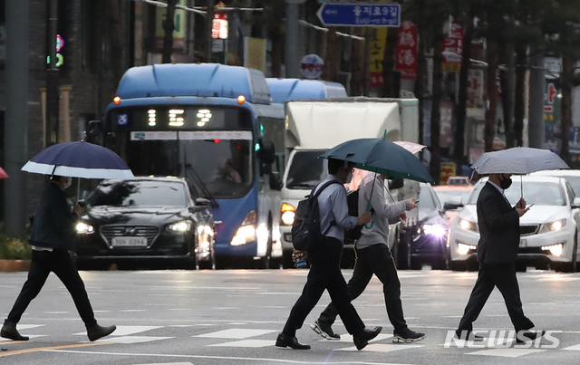 [서울=뉴시스]조수정 기자 = 봄비가 내리는 지난 4일 오전 서울 중구 을지로에서 시민들이 우산을 들고 출근길 발걸음을 재촉하고 있다. 2021.05.04. chocrysytal@newsis.com