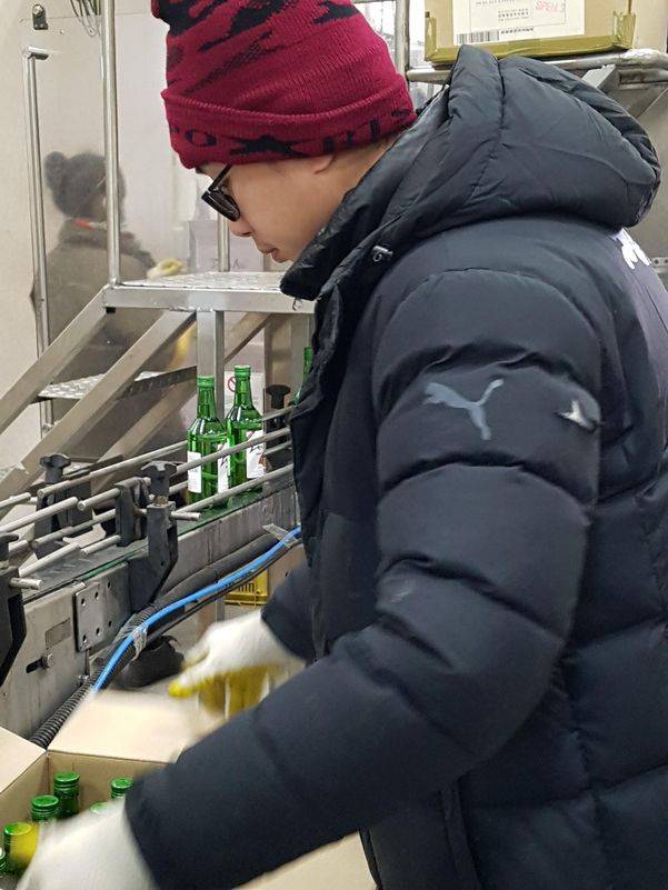 한국애플리즈 직원들이 소주병에 든 수출용 사과와인을 박스에 담고 있다.