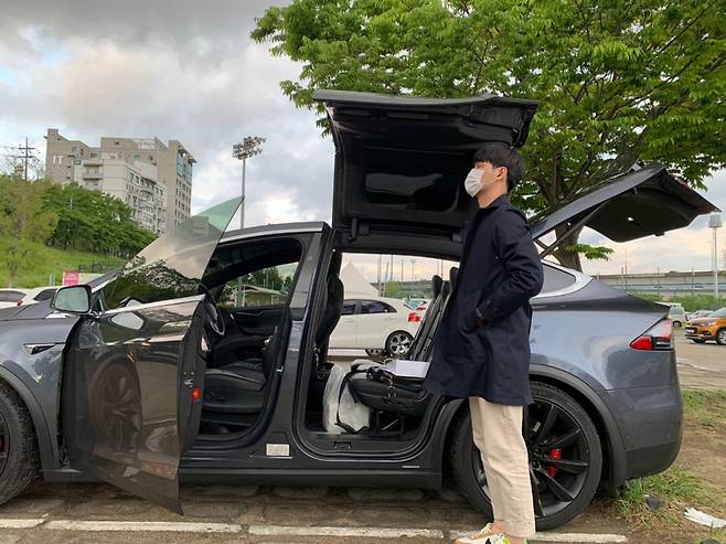 모델X의 '팔콘 윙'. 키 187cm인 기자가 똑바로 서도 머리가 닿지 않는다./사진=이강준 기자