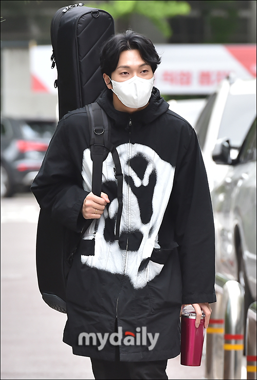 Singer Kim Feel has a photo time on his way to work at KBS in Yeouido, Seoul on the morning of the 10th, ahead of KBS Immortal Songs: Singing the Legend recording.