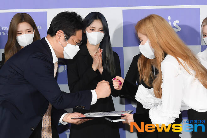 Girls group Loona HeeJin (right) attended the 2021 Foreign Cultural Promotion Ambassador Commission Ceremony held at the Seoul Museum of Contemporary Art in Sogye-dong, Jongno-gu, Seoul on the afternoon of May 10 and is receiving a letter of recommendation from Minister of Culture, Sports and Tourism Hwang Hui.