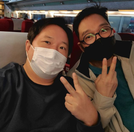 Dentist and Broadcaster Kim Young-sam shared a routine with Jeong Hyeong-don.Kim Young-sam posted a picture on his personal instagram today on the 10th, saying, I am excited that my brother-in-law is traveling with a famous Dentist in Jeonju.In the photo, Kim Young-sam and Jin Young-don, who are drawing V on the train, are shown.In fact, Jin Young-don was known as a close friend to receive his implant treatment and the whole familys medical treatment at Kim Young-sams dentist.The netizens who saw this laughed, saying, Travel with a good friend is a new healing. It is a trip with Celeb, so my brother is tired.Meanwhile, Jeong Hyeong-don, who made his debut as a comedian in KBS 17th public bond in 2002, is working as a Broadcaster based on MBC Infinite Challenge. Kim Young-sam debuted as a comedian a year earlier, but is now on the rise as a dentist.Kim Young-sam SNS