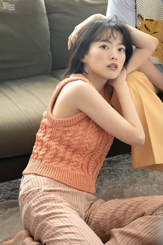 On the 10th, the agency Tree Ectus unveiled Chun Woo-Hees pictorial behind-the-scenes SteelSeries.Chun Woo-Hee in SteelSeries showed the face of the cloth again, perfecting the opposite concept.First of all, I can see the image of Chun Woo-Hee, which is bright like Spring.In the meantime, I have shown endless charm spectrum through various pictures, but this time it is like a goddess of spring, and it created another legend picture.In the subsequent SteelSeries, Chun Woo-Hee showed a 180-degree change: the innocence was briefly dropped and heavily armed with urban chic.In the understated styling and simple background, it emits a unique presence, and it also creates a scene-like atmosphere in the movie with a delicate expressive acting and pose.On the other hand, Chun Woo-Hee has completely digested the usual youth Sohee in the movie Rain and Your Story, which is currently being praised, and gave sympathy and comfort to the audience.