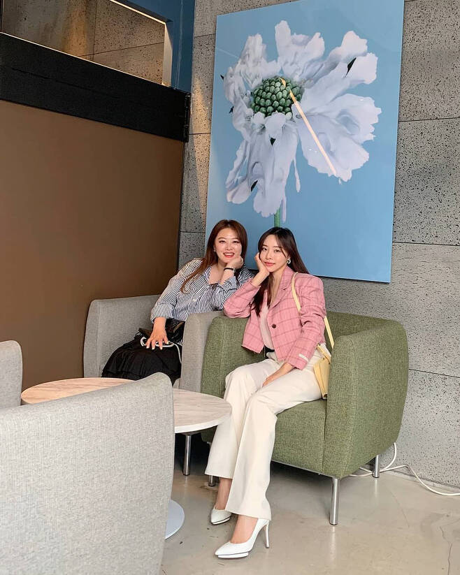 Gag Woman Sim Jin-hwa burst into laughter on Isols set-up shotSim Jin-hwa posted a picture on his Instagram on the 11th, saying, It is a pretty and sharp brush.The picture shows Sim Jin-hwa and Isoli; two people who went out together.At this time, Sim Jin-hwa said, Photobi is a lovely Han Yu-ra. He tagged the SNS of Han Yu-ra, wife of Jung Hyung-don, and announced the meeting at Han Yu-ras cafe.Sim Jin-hwa and Isol, who went out in a spring-like style, attract attention with a bright smile on the camera.In addition, Isol stood alone and posed with a pure expression and pose, and Sim Jin-hwa, who saw it, laughed and laughed at the viewers.