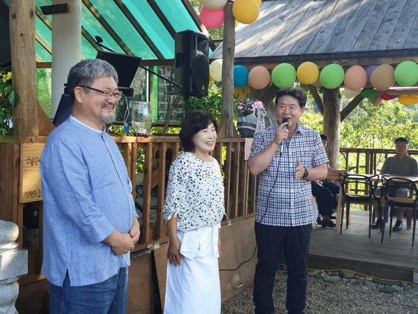 2019년 8월 율무막걸리 출시 행사를 하고 있다. 오른쪽에 마이크 잡은 이는 김광철 연천군수.