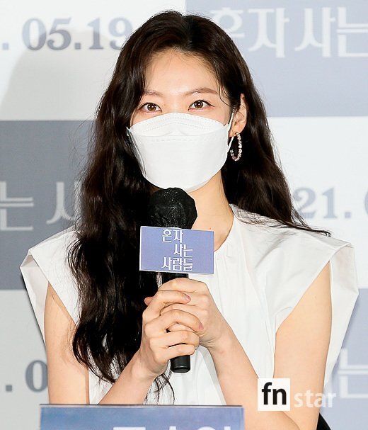 Actor Gong Seung-yeon attended the premiere of the movie Alone Livers at the entrance of Lotte Cinema Counter in Jayang-dong, Seoul on November 11.The people who live Alone, starring Gong Seung-yeon, Seo Hyun-woo, and Jung Da-eun will be released on the 19th as a story about people who have loneliness.