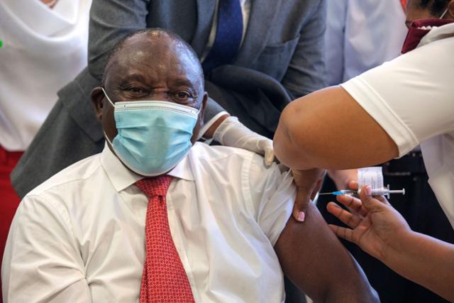2월 17일 남아프리카공화국 케이프타운의 한 병원에서 시릴 라마포사 남아공 대통령이 미국 제약사 존슨앤드존슨(J&J)이 개발한 코로나19 백신을 맞고 있다. 케이프타운=AFP 연합뉴스