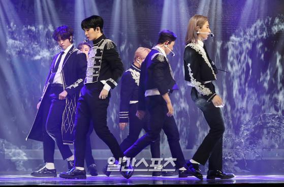 Remote Control (ONEUS) held a showcase to commemorate the release of the fifth Mini album BINARY CODE (Vinary Code) at the Seoul Gwangjin District Gwangjang Dong Yes24 Live Hall on the afternoon of the 11th.Members of Remote Control (Raven-Symoné, West Ho, Ido, Gunhee, Hwanwoong and Zion) are presenting a wonderful stage.