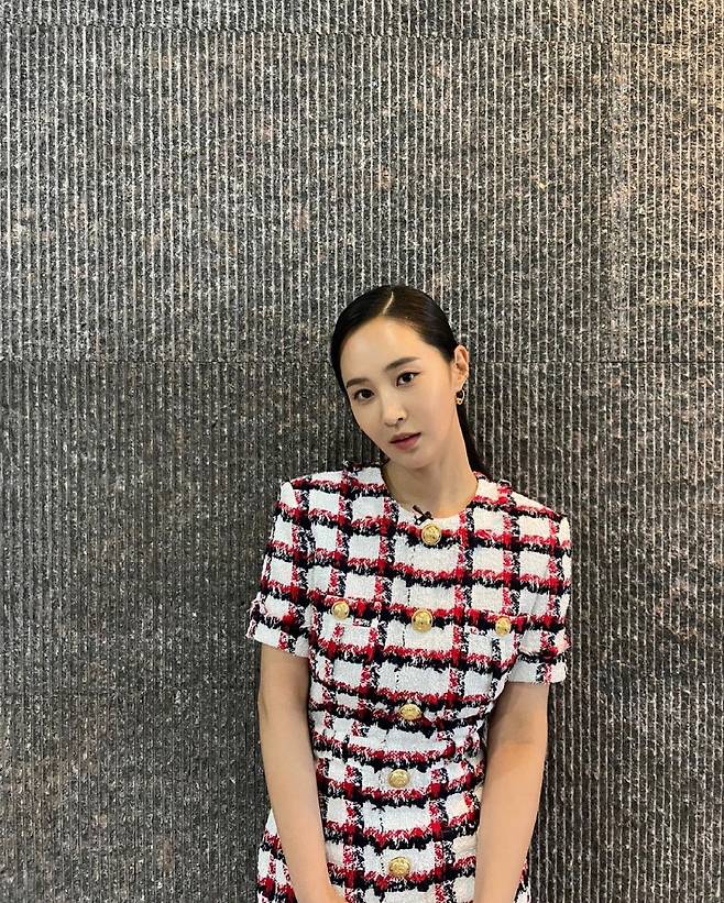 Girls Generation member and actor Kwon Yuri (real name Kwon Yuri) showed off his advanced elegance.On May 3, Kwon Yuri posted several photos on Instagram.In the open photo, Kwon Yuri made an Advanced look wearing a checkered tweed set-up with a gold button.Especially her elegance beauty and 8th body are attracting attention.