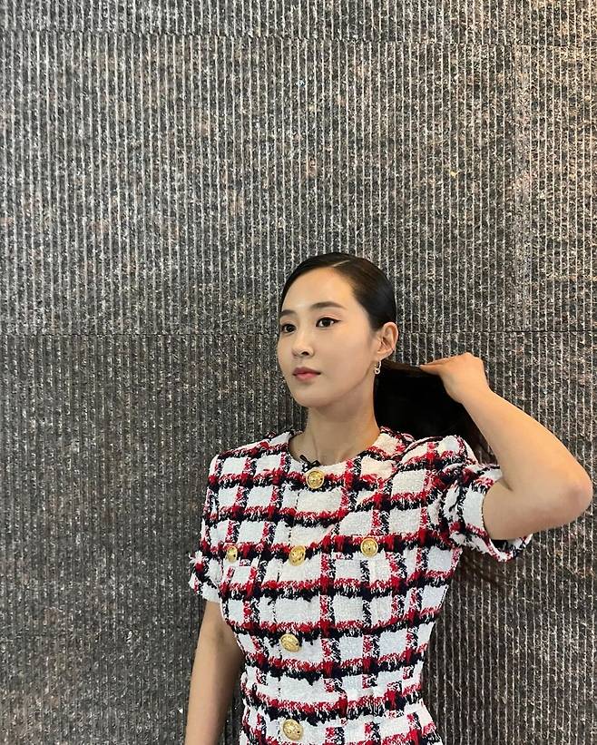Girls Generation member and actor Kwon Yuri (real name Kwon Yuri) showed off his advanced elegance.On May 3, Kwon Yuri posted several photos on Instagram.In the open photo, Kwon Yuri made an Advanced look wearing a checkered tweed set-up with a gold button.Especially her elegance beauty and 8th body are attracting attention.